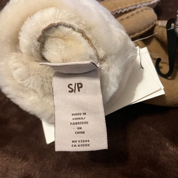 UGG Seamed Touchscreen Shearling-Lined Gloves - Picture 9 of 10
